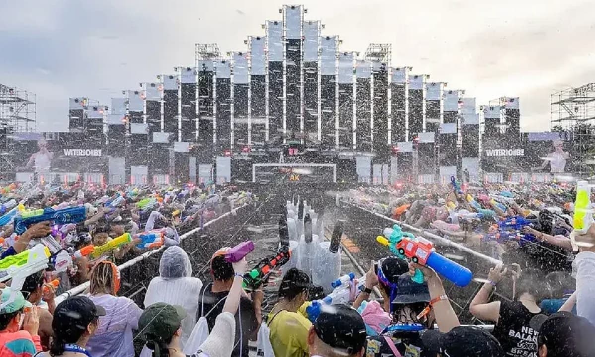 Tín đồ đại nhạc hội chọn 'nền văn minh' nào để quẩy trong tháng 11 này, G-Dragon concert hay WATERBOMB?