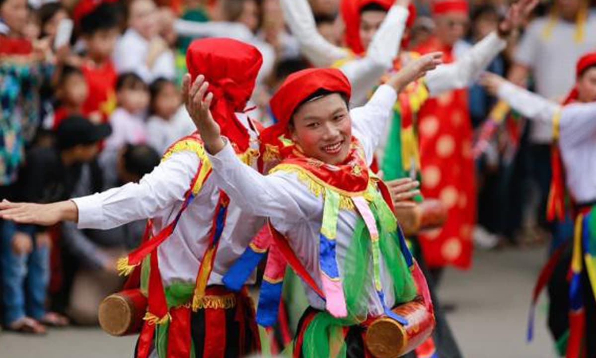 Chuyện lạ Hà Nội:  Một ngôi làng không ai gọi 'bố', 49 tuổi đồng loạt lên bô lão