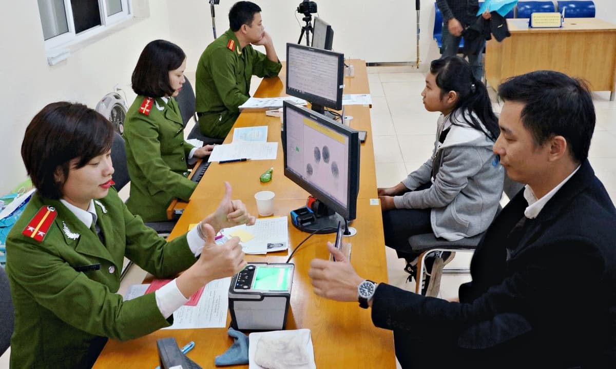 Công dân cần phải làm gì khi có 2 quốc tịch muốn đổi chứng minh nhân dân sang căn cước?