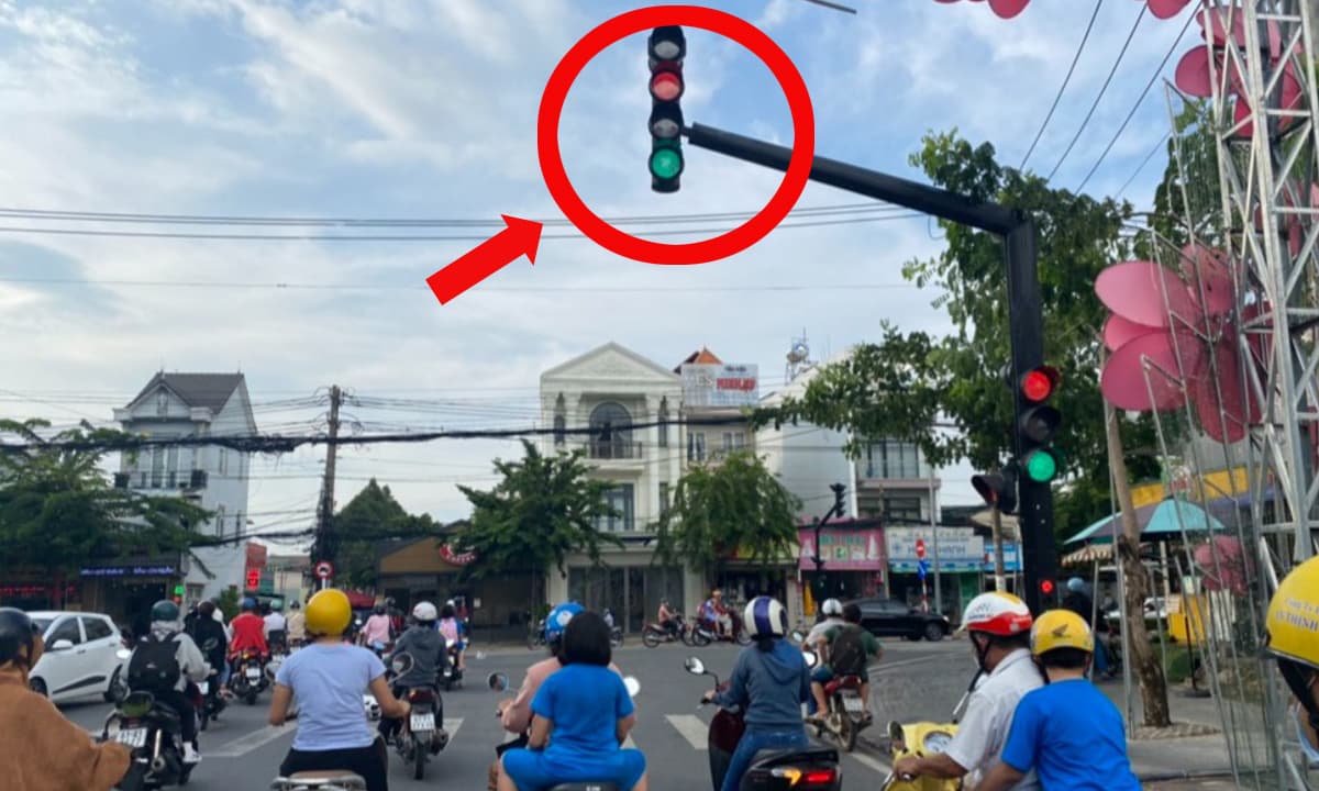 Trường hợp người dân lái xe qua đoạn đường có đèn tín hiệu 'đang xanh bỗng dưng chuyển sang đỏ' thì có bị xử phạt không?