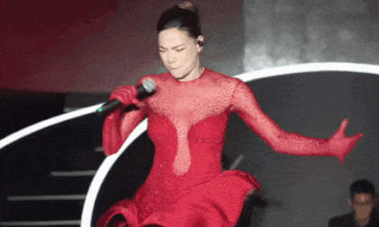 Gặp sự cố bất ngờ, Hồ Ngọc Hà xử lý ra sao mà được khen ngợi hết lời?