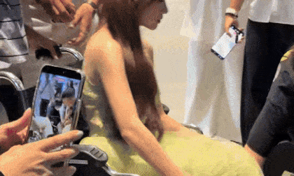 Hòa Minzy phải chống nạng, ngồi xe lăn, chuyện gì đã xảy ra?