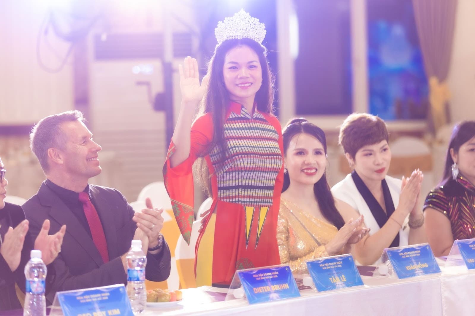 pl4-ngoisaovn-w1600-h1066 2 Hoa hậu quốc tế Tân Lê, Tân Lê