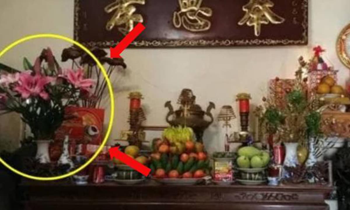 Tại sao nhà giàu kiêng kỵ đặt lọ hoa bên trái bàn thờ? Thắp hương ngày Rằm chú ý