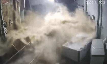 Bão số 13: Khoảnh khắc sóng biển ập vào nhà dân khiến ai nấy không khỏi kinh sợ