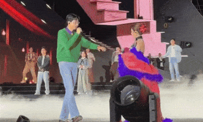 Đen Vâu công khai nắm tay Hoàng Thùy Linh, khoảnh khắc tình tứ như muốn biến sân khấu thành lễ đường