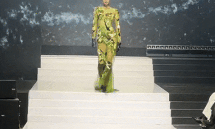 Quán quân Vietnam’s Next Top Model và màn xử lý ấn tượng sau cú té ngã bất ngờ trên sàn catwalk