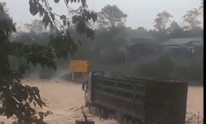 Tài xế xe đầu kéo tự ý mở rào chắn, cố vượt lũ qua cầu, khiến cả người lẫn xe bị nước cuốn trôi mất tích