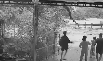 Sạt lở kinh hoàng ở Đắk Lắk: Đất đá đổ như thác, hàng trăm hộ dân bị chia cắt, nhiều người bỏ chạy thục mạng