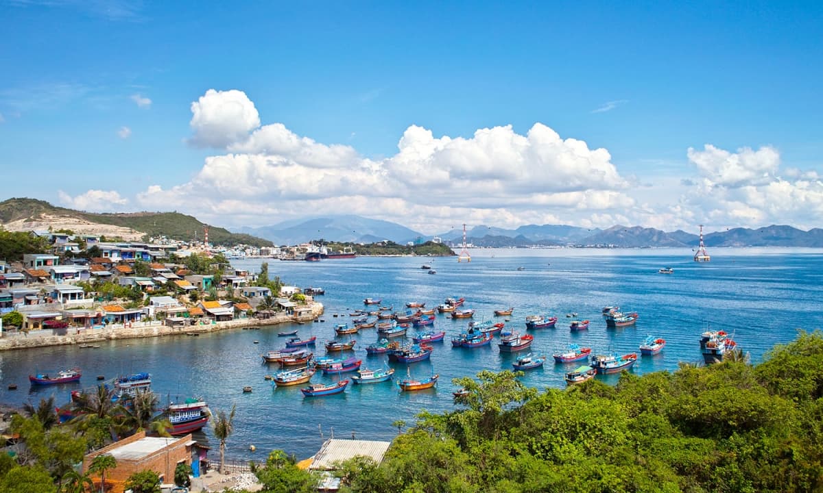 Khung cảnh đẹp như trong phim của một làng chài ven biển Khánh Hòa, chợ làng la liệt tôm cá, chỉ cách Nha Trang khoảng 60km, ai đến cũng bị 'hút hồn'