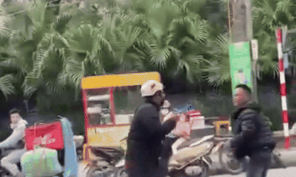  Clip: Người đàn ông đá gục đối phương trên phố sau mâu thuẫn giao thông gây xôn xao cộng đồng mạng