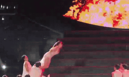 Khoảnh khắc thót tim: Cú ném người trên không 'gây sốt' của Hồ Ngọc Hà, chẳng ai tin bà mẹ 3 con lại chơi lớn đến vậy!