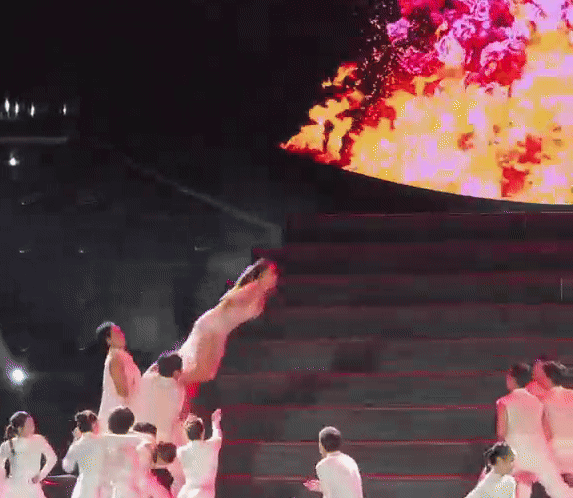 Hồ Ngọc Hà, sao Việt, Cú ném người trên không