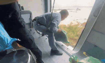 Clip trực thăng 'bay treo' thả 4 tấn hàng tiếp tế vùng lũ bị cô lập