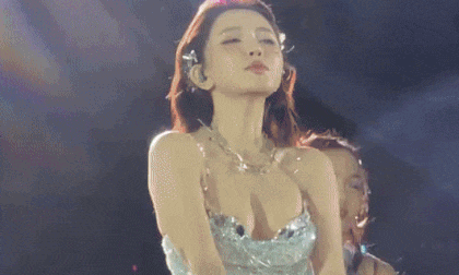 Diện đồ lấp ló vòng một, Bích Phương khiến mạng xã hội 'bùng nổ'