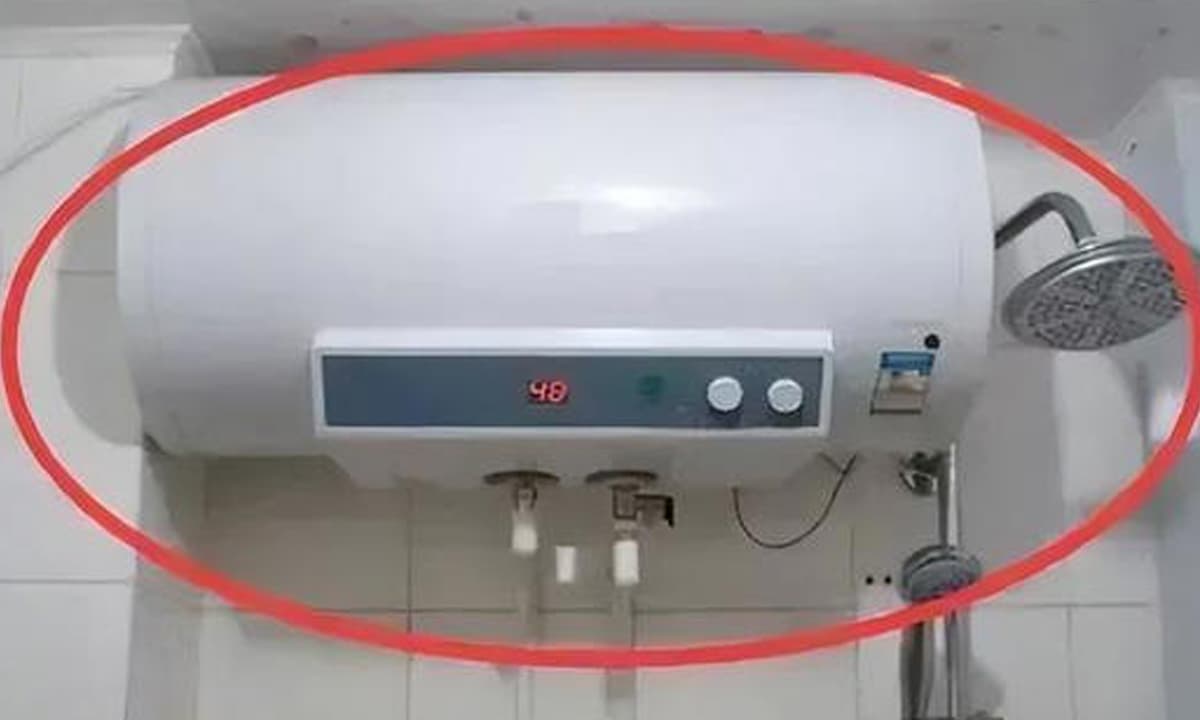 Có nên rút phích cắm bình nước nóng khi tắm không? Nhiều người đang làm sai cách