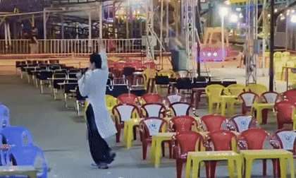 Một nam ca sĩ Việt đi hát hội chợ nhưng không một khán giả ngồi xem gây xót xa