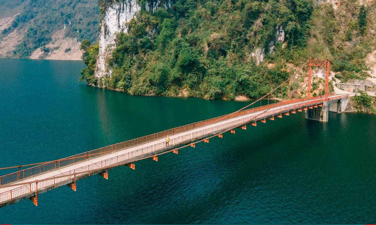 Cây cầu như dải lụa mảnh nối liền 2 vách núi dựng đứng tại Việt Nam, cảnh đẹp tựa cổ tích