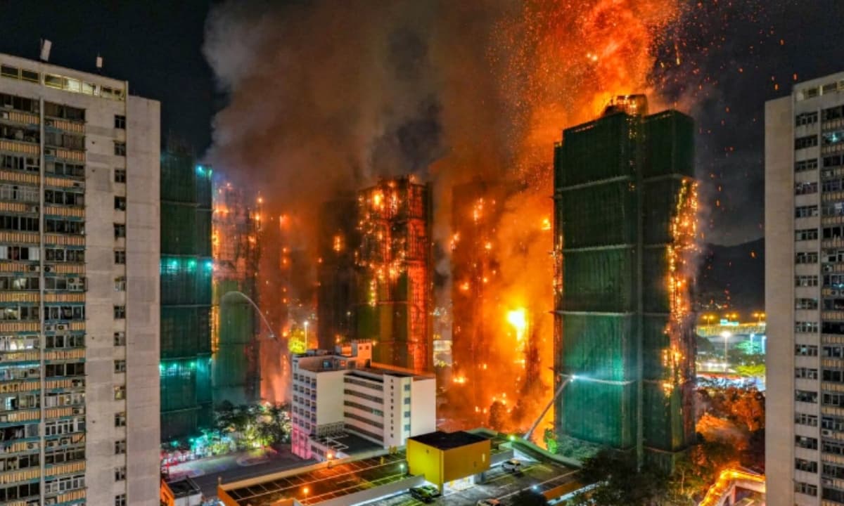 Hỏa hoạn nghiêm trọng bao trùm cụm chung cư Hong Kong: Lửa lan theo giàn giáo, 4 người thiệt mạng