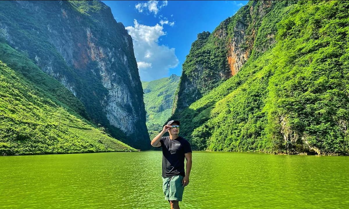 Cảnh sắc như 'dải lụa xanh' dưới chân hẻm Tu Sản khiến du khách thập phương mê mẩn