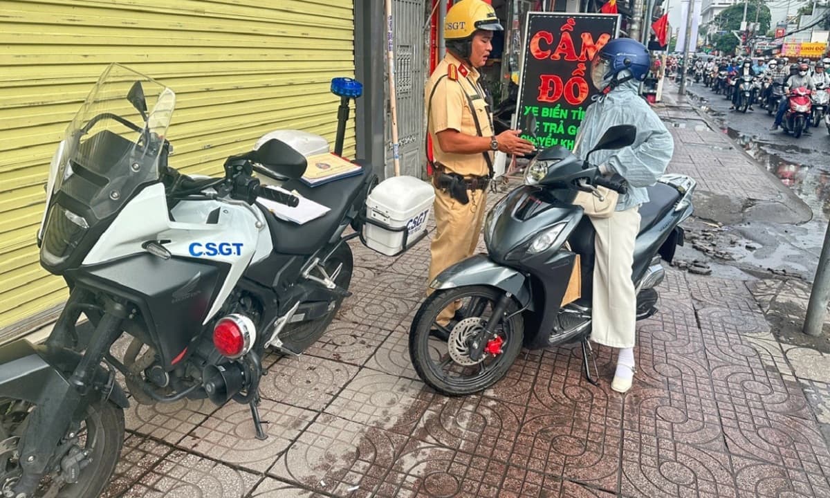 Lái xe leo lề sẽ bị phạt mức ngang vượt đèn đỏ theo Nghị định 168, đúng không?