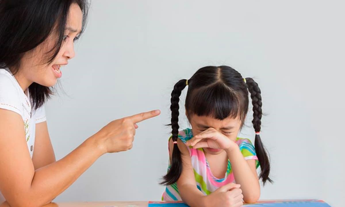 Từ 15/12/2025: Cha mẹ bỏ bê không giáo dục con trẻ có thể bị xử phạt đến 20 triệu đồng 