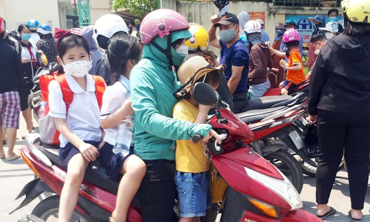 Hà Nội chính thức chốt thu tối đa 12.000 đồng/giờ đối với các phụ huynh đón con muộn hoặc gửi sớm