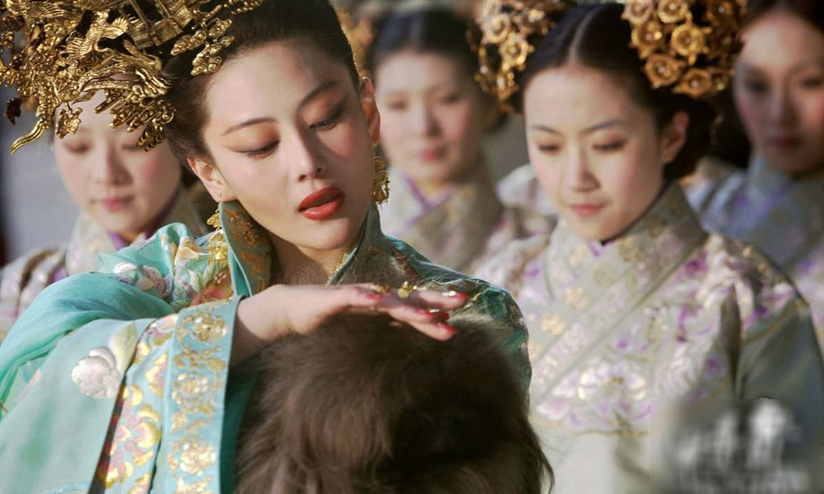 Hoàng hậu hoang dâm, dám từ bỏ tước hiệu mẫu nghi thiên hạ, tự nguyện làm gái lầu xanh để thỏa mãn dục vọng