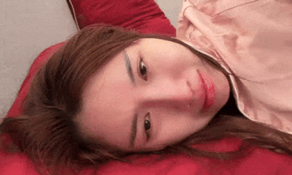 MC Thanh Thanh Huyền nằm khóc nức nở sau khi đi cứu trợ vùng lũ