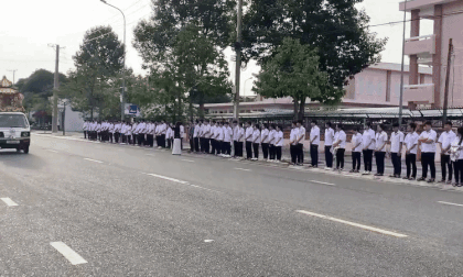 Hơn 1.300 học sinh nghiêng mình tiễn biệt thầy Phó Hiệu trưởng khiến nhiều người xúc động