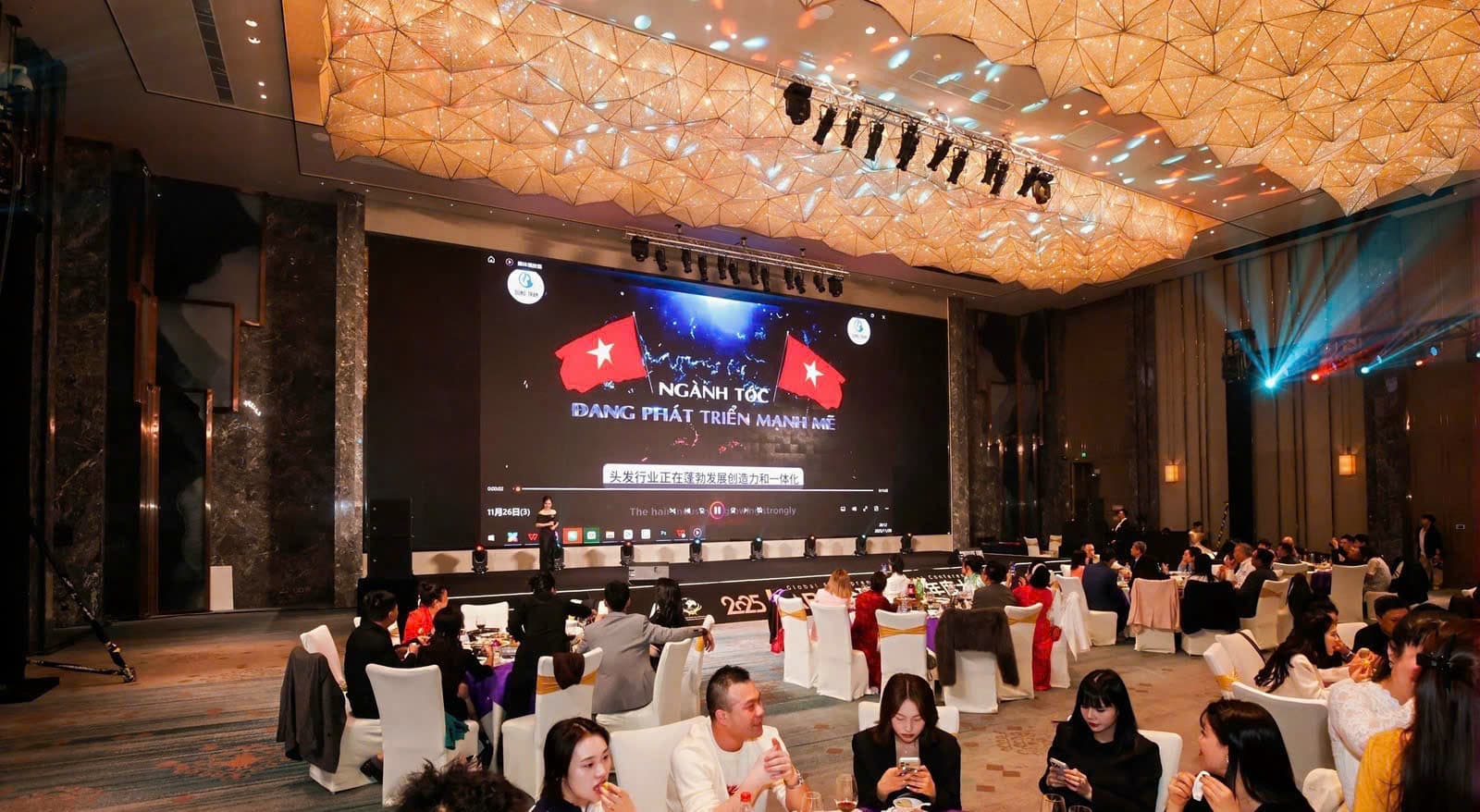 image013-ngoisaovn-w1600-h878 1 Ceo Dung Trần, Ngành tóc