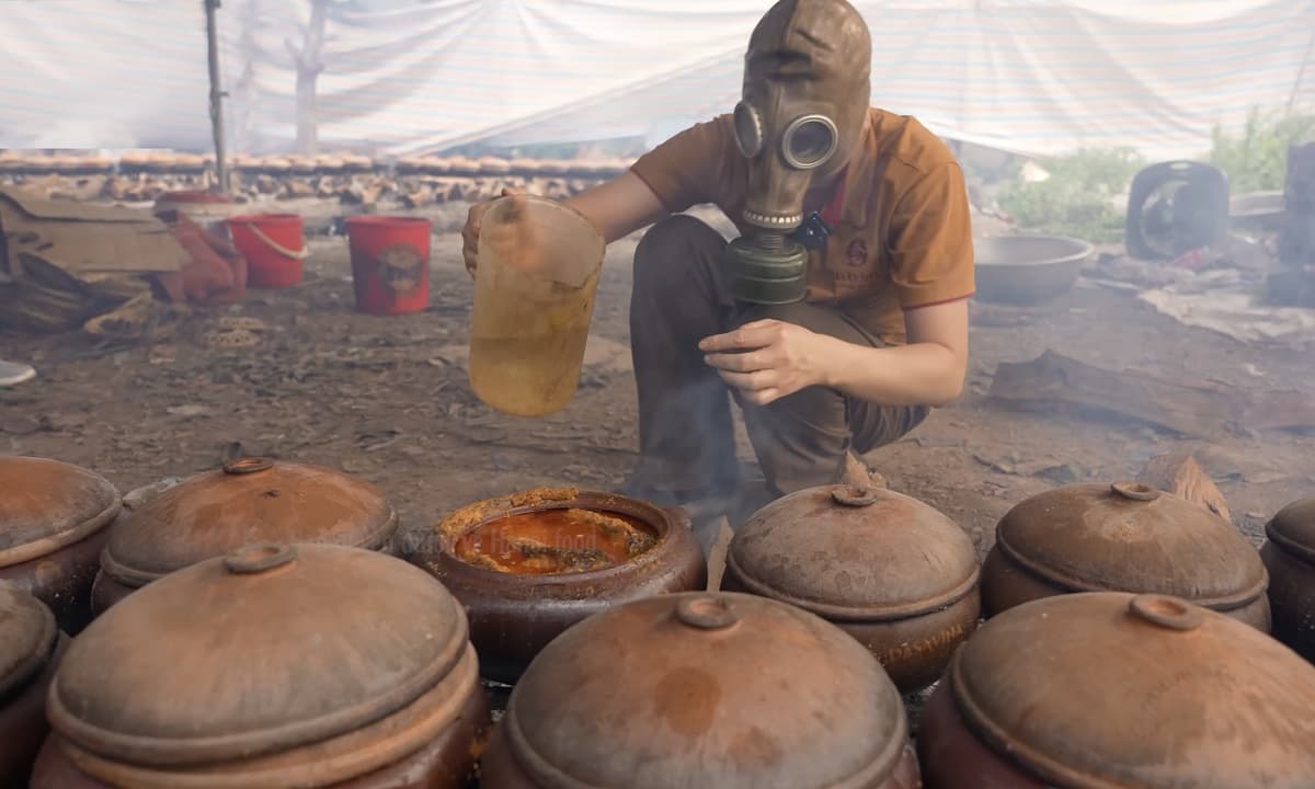 Bí ẩn đằng sau về chiếc mặt nạ phòng độc dùng để kho cá tại làng Vũ Đại ngày Tết