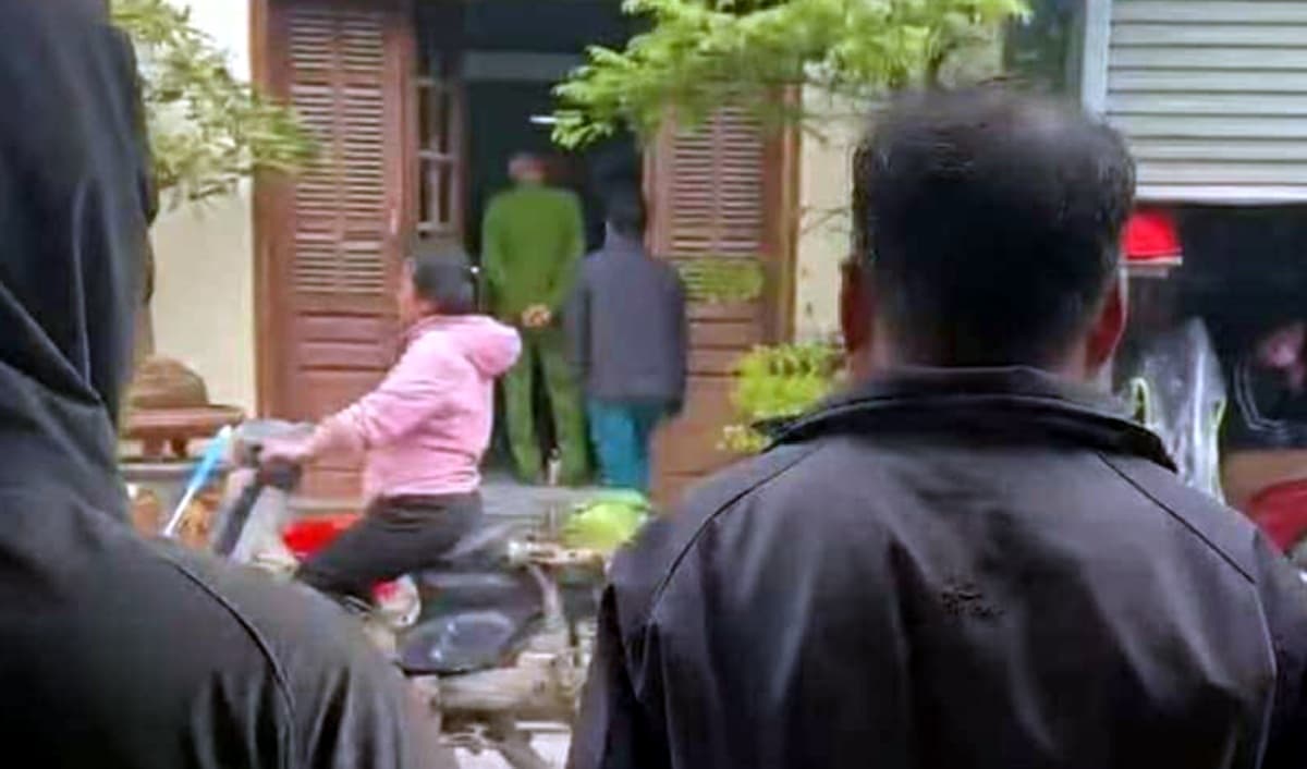 Hà Nội: Phát hiện 2 người đàn ông tử vong trong tư thế quỳ trên đệm, hiện trường khiến nhân chứng rùng mình