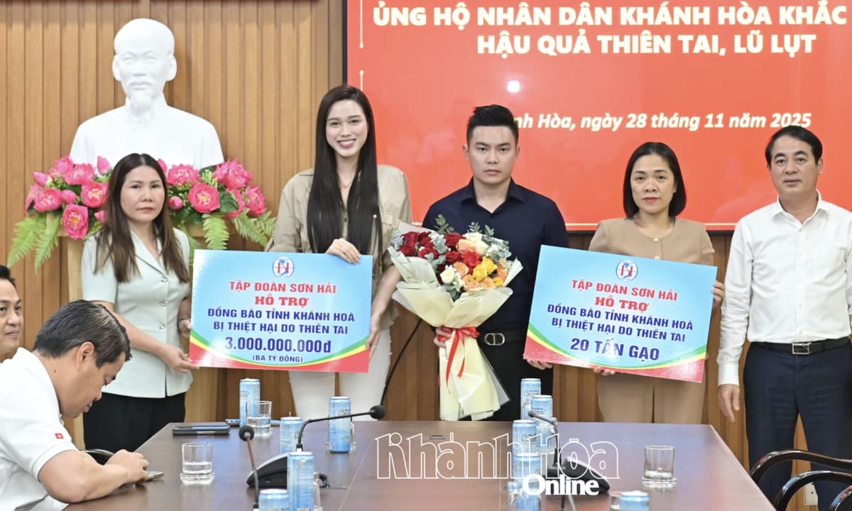 Vợ chồng Đỗ Hà - Viết Vương phủ sóng MXH với số tiền 5 tỷ ủng hộ đồng bào vùng lũ 