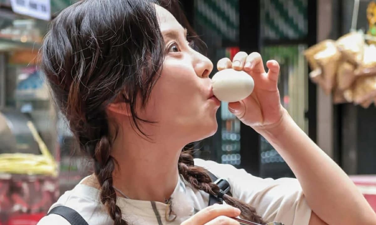 Bắt gặp minh tinh Hàn Quốc thích thú thưởng thức trứng vịt lộn, thịt nướng trên đường phố Việt Nam