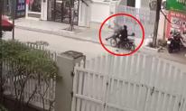 Người đàn ông bị xe máy tông văng lên vỉa hè, còn bị 2 người lao vào đánh tới tấp: Đoạn clip hơn 1 phút gây phẫn nộ