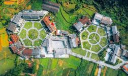 Việt Nam có một ngôi làng lục giác đặc biệt nổi bật giữa cao nguyên đá, là điểm du lịch cộng đồng tốt nhất 2025