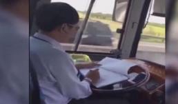 Kinh hãi cảnh tài xế xe khách vừa lái xe vừa cắm mặt ghi chép sổ sách