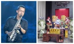 Đám tang nghệ sĩ Xuân Hiếu diễn ra trong lặng lẽ, vợ thất thần nhìn di ảnh chồng