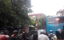 Cô gái cởi đồ nhảy múa trên nóc xe ô tô trên phố Hà Nội bị tâm thần