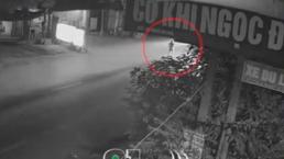 Đứng lững thững giữa đường, người đàn ông bị ô tô tông văng cả chục mét