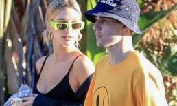 Hậu hôn lễ, vợ chồng Justin Bieber tình tứ đi picnic, Hailey hở nhẹ khoe vòng một hấp dẫn