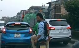 Khách Tây đi xe ôm công nghệ giở 'trò bẩn' khiêu khích người đi đường gây bức xúc