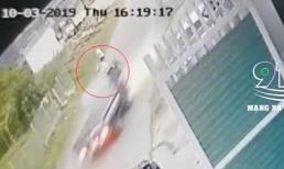 Ôtô tải lao như tên bắn, người đàn ông đi xe máy loạng choạng ngã ngay trước mũi xe