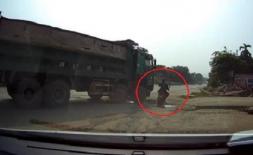 Đi vào điểm mù của ôtô tải, nữ tài xế xe máy thoát chết trong gang tấc