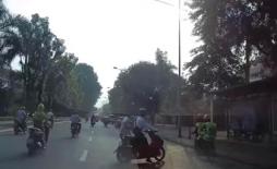 Thanh niên đi xe máy nhận 'mưa' lời khen khi che chắn cho cụ ông băng qua đường