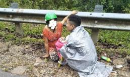 Không kịp đến bệnh viện, chồng ngồi giữa đường đỡ đẻ cho vợ ở vệ đường gây xúc động