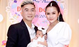 Sau một tháng sinh, vợ hot girl của Khánh Đơn lấy lại dáng bốc lửa trong tiệc đầy tháng con gái đầu lòng