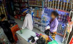 Cặp đôi trung niên phối hợp trộm 4 hộp sữa ngay trước mặt nhân viên bán hàng