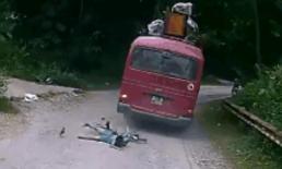 Lao xuống dốc không phanh, cậu bé may mắn thoát chết dưới ngầm xe khách